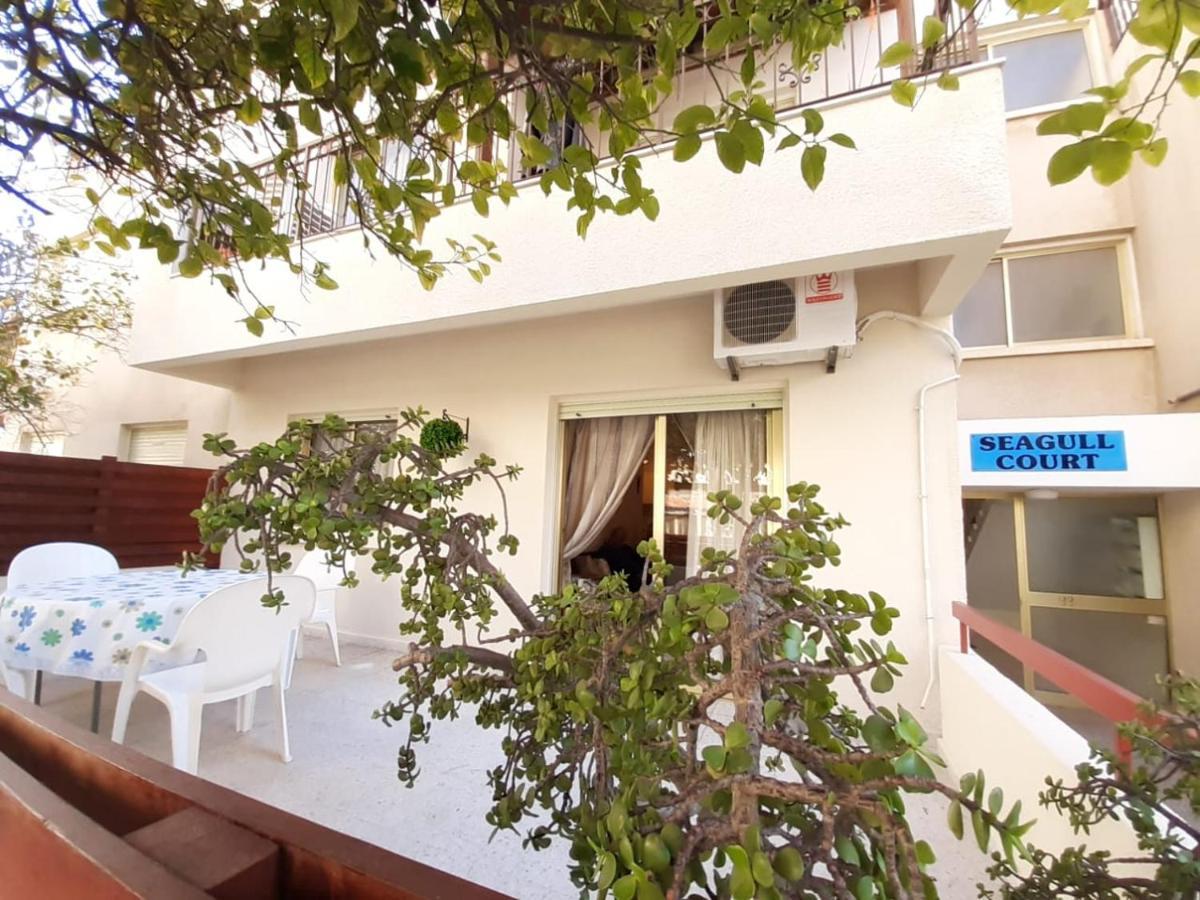 Albert's Mackenzie apartments 001 Larnaka Exterior foto
