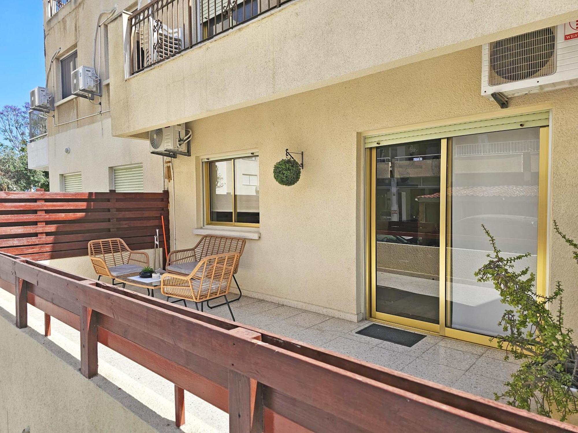 Albert's Mackenzie apartments 001 Larnaka Exterior foto